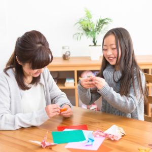 母娘一緒に折り紙